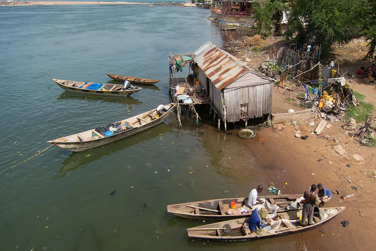 Lake-Aheme-Boat-Tour-fishermen-of-the-village-Opopo